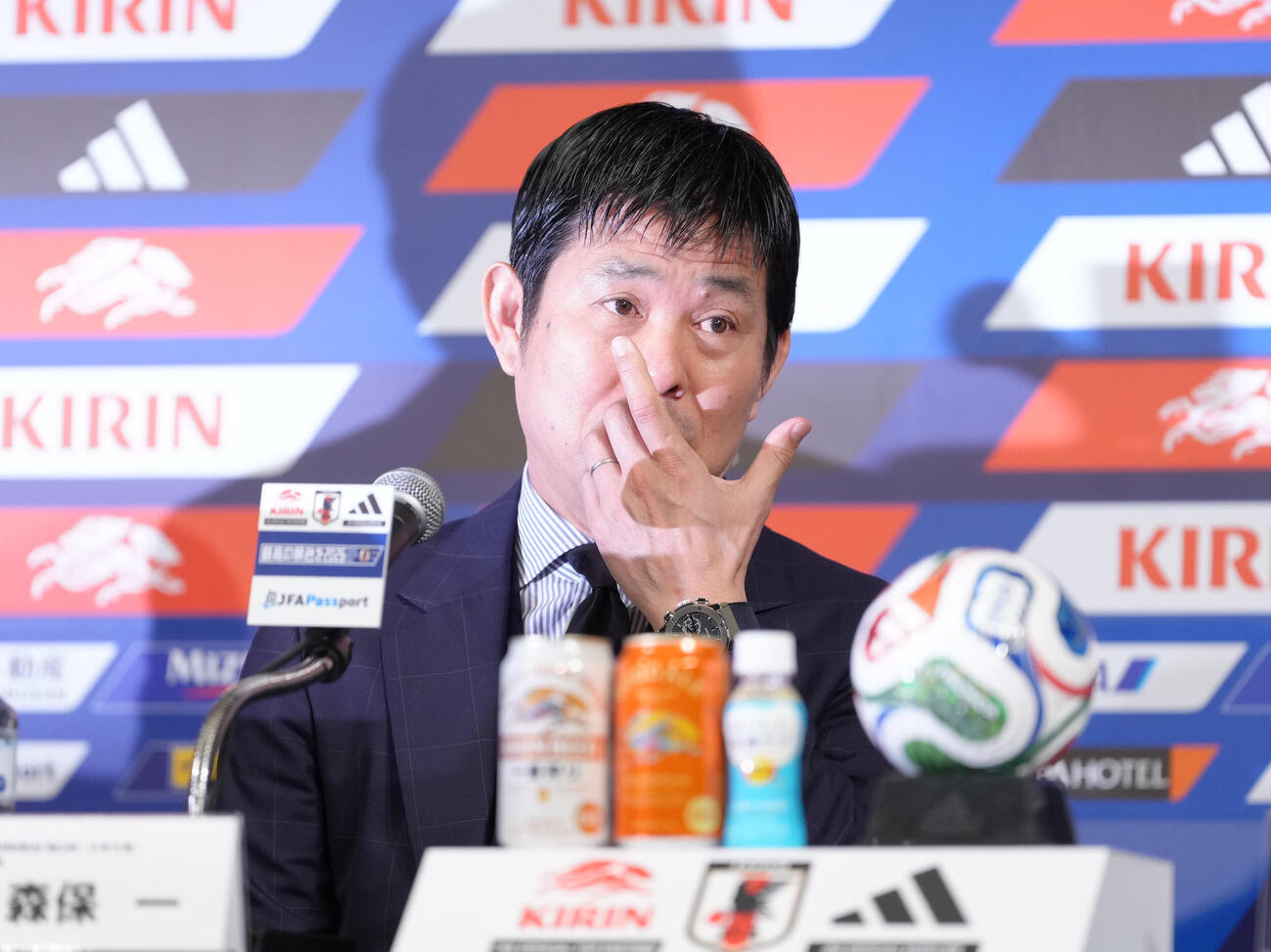 W杯北中米大会日本代表メンバー発表会見で涙ぐむ森保一監督（撮影・足立雅史）