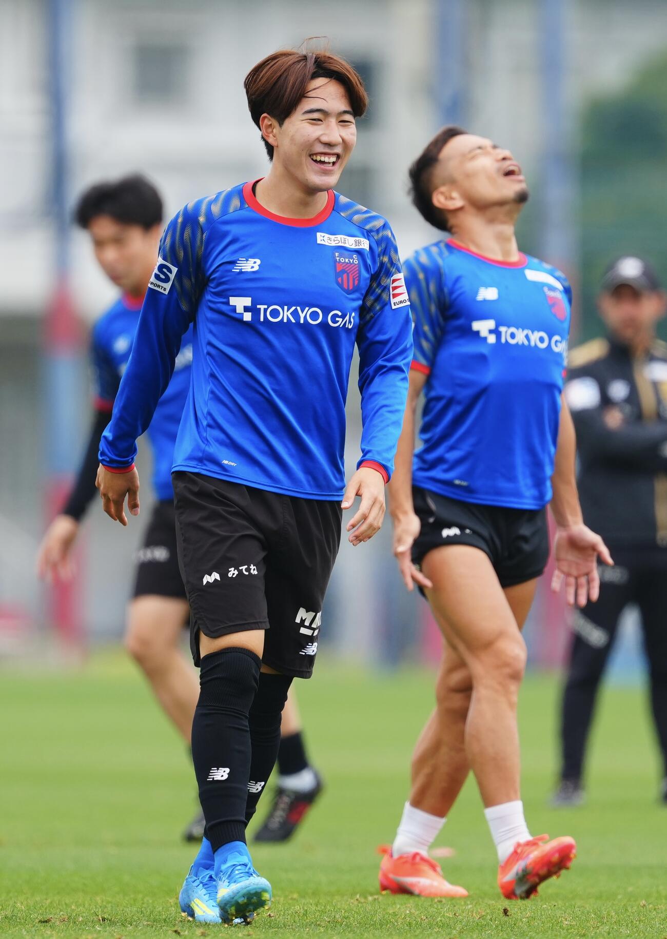 J1東京練習　笑顔を見せながら練習に臨む東京佐藤龍之介（左）と長友佑都（撮影・垰建太）