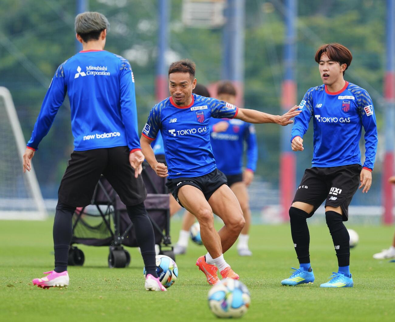 J1東京練習　笑顔を見せながら練習に臨む東京長友佑都（中央）と佐藤龍之介（右）（撮影・垰建太）