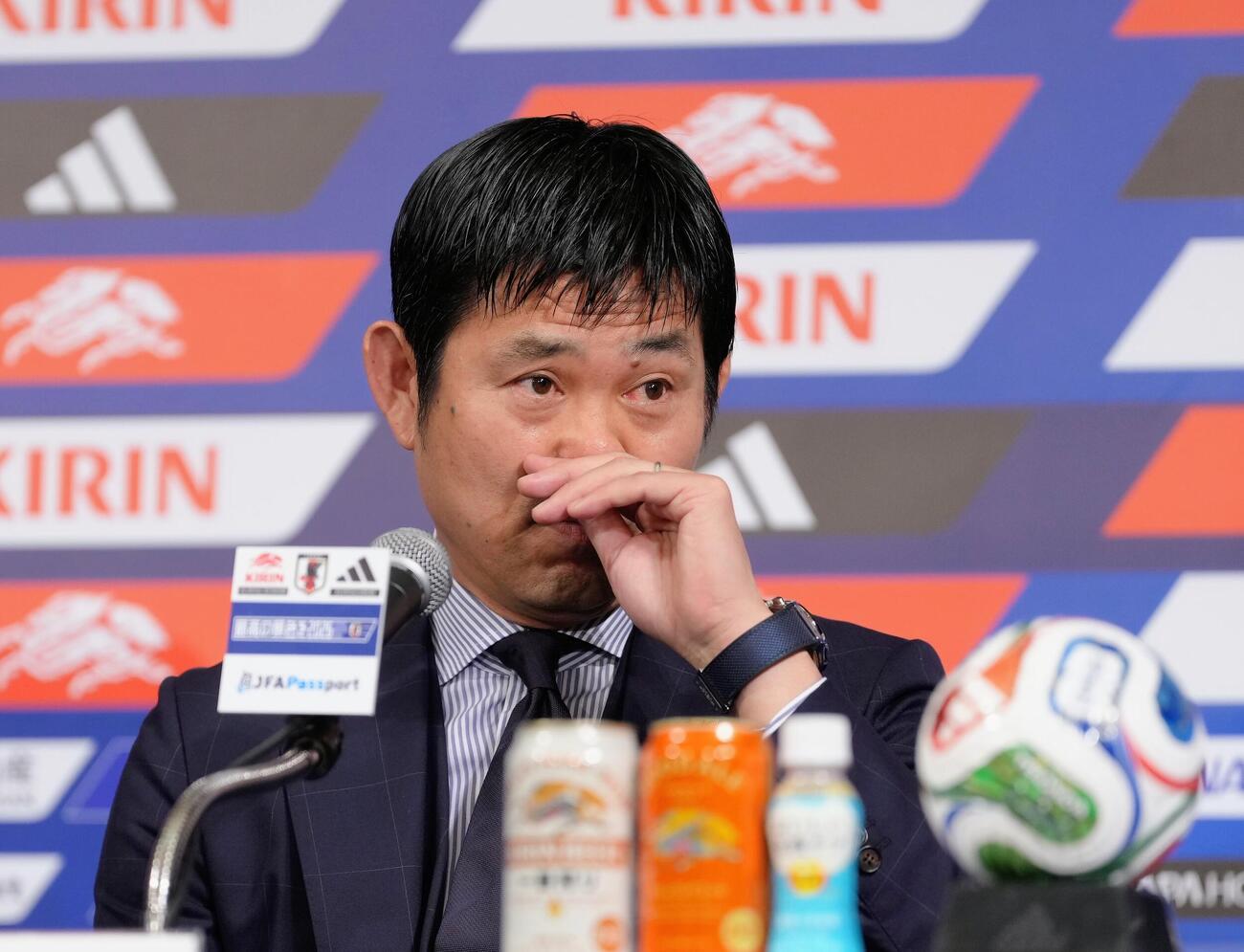 W杯北中米大会日本代表メンバー発表会見で涙ぐむ森保一監督（撮影・足立雅史）