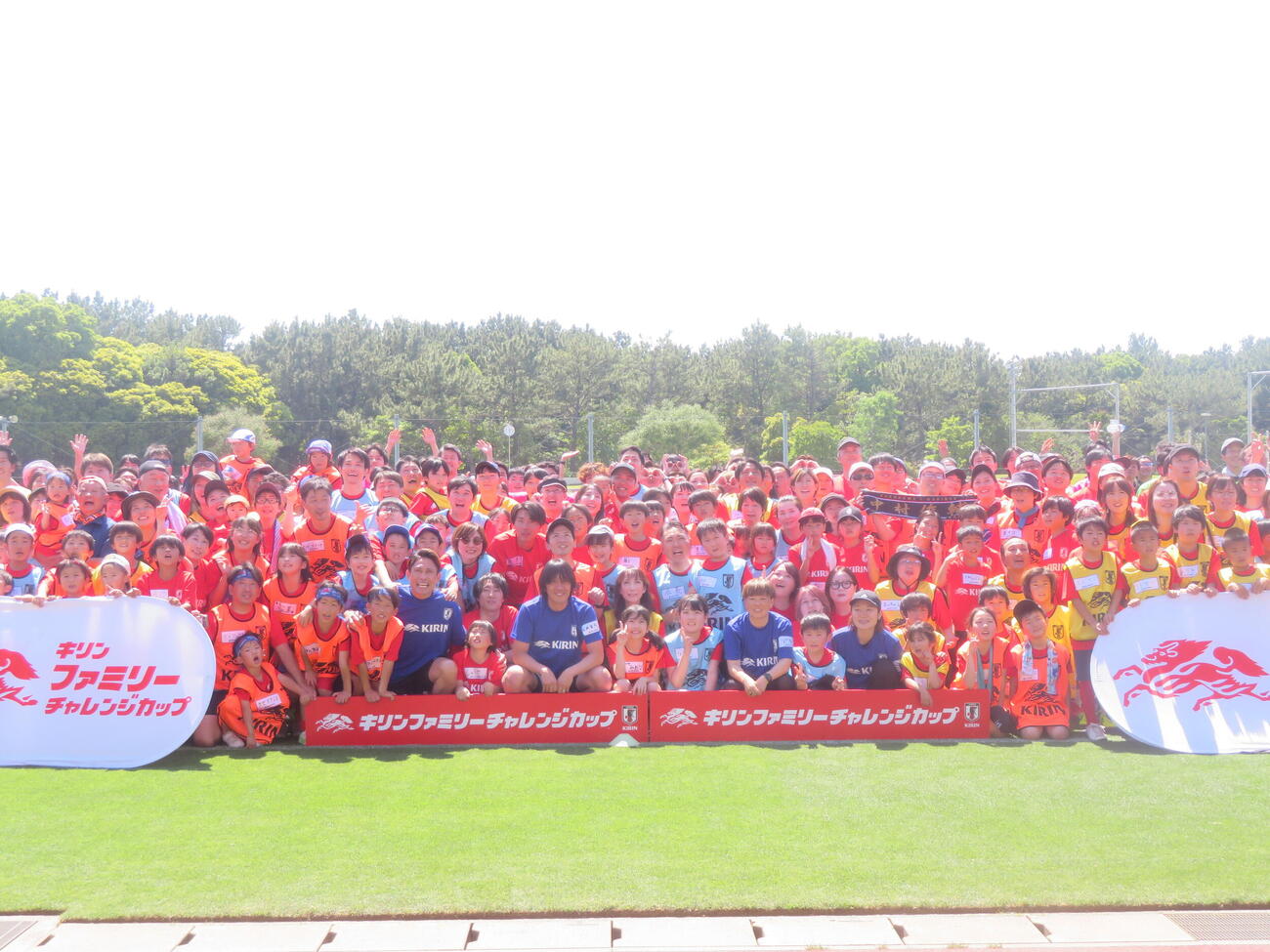 ウォーキングサッカーイベントに参加した、前列左から森脇良太さん、日本代表の中村俊輔コーチ、宮間あやさん、阪口夢穂さん