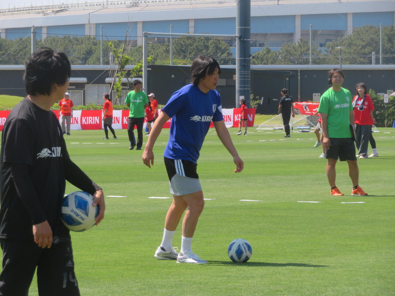 ウォーキングサッカーイベントに参加した日本代表の中村俊輔コーチ