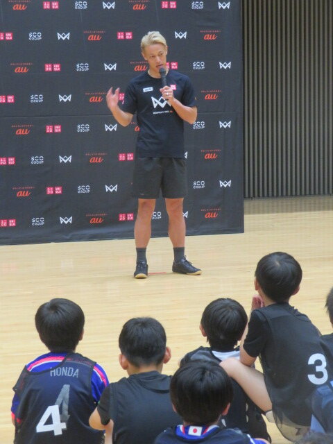 4v4大会に参加した子どもたちに向けて話をする発起人の本田圭佑
