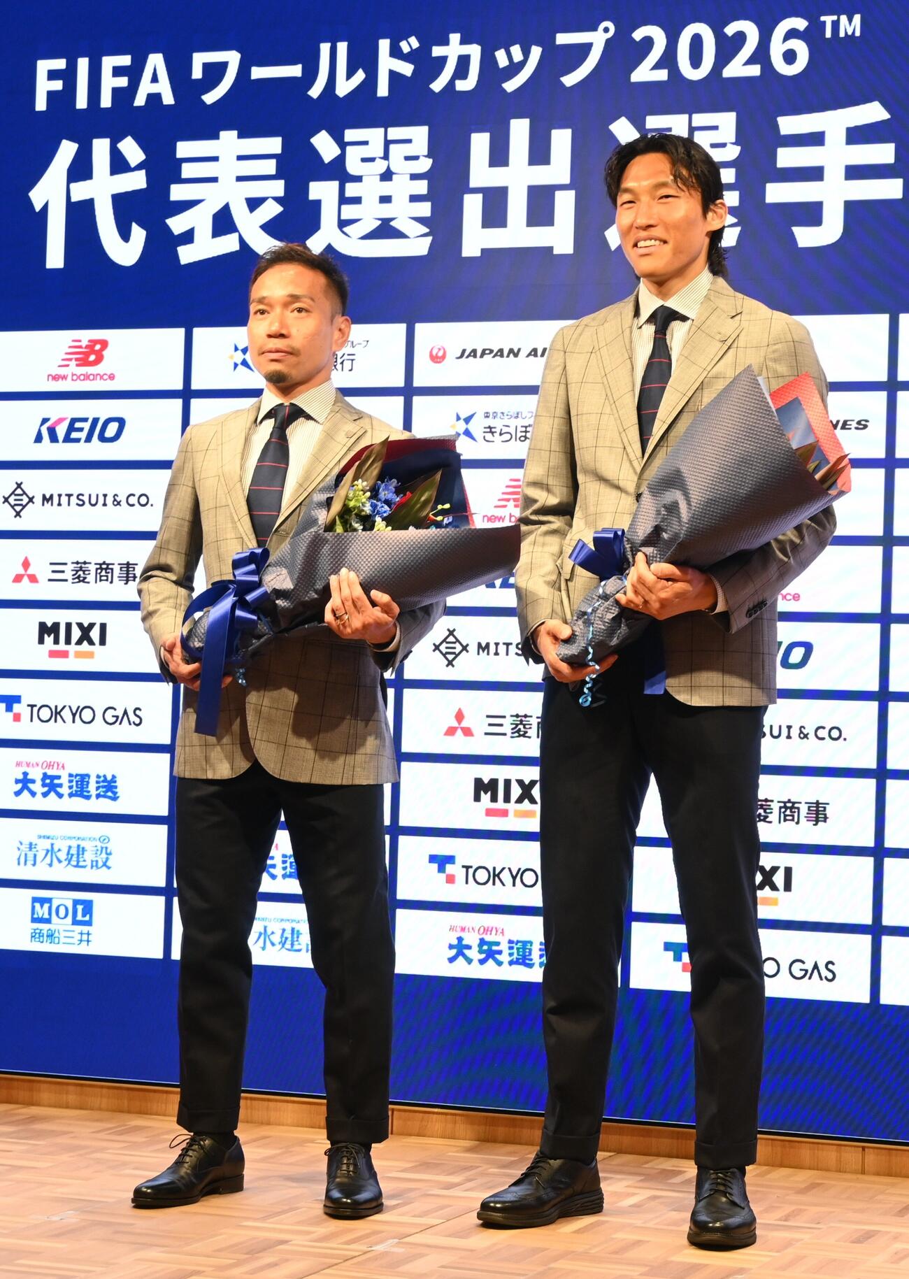 日本代表長友佑都（左）と韓国代表GKキム・スンギュ