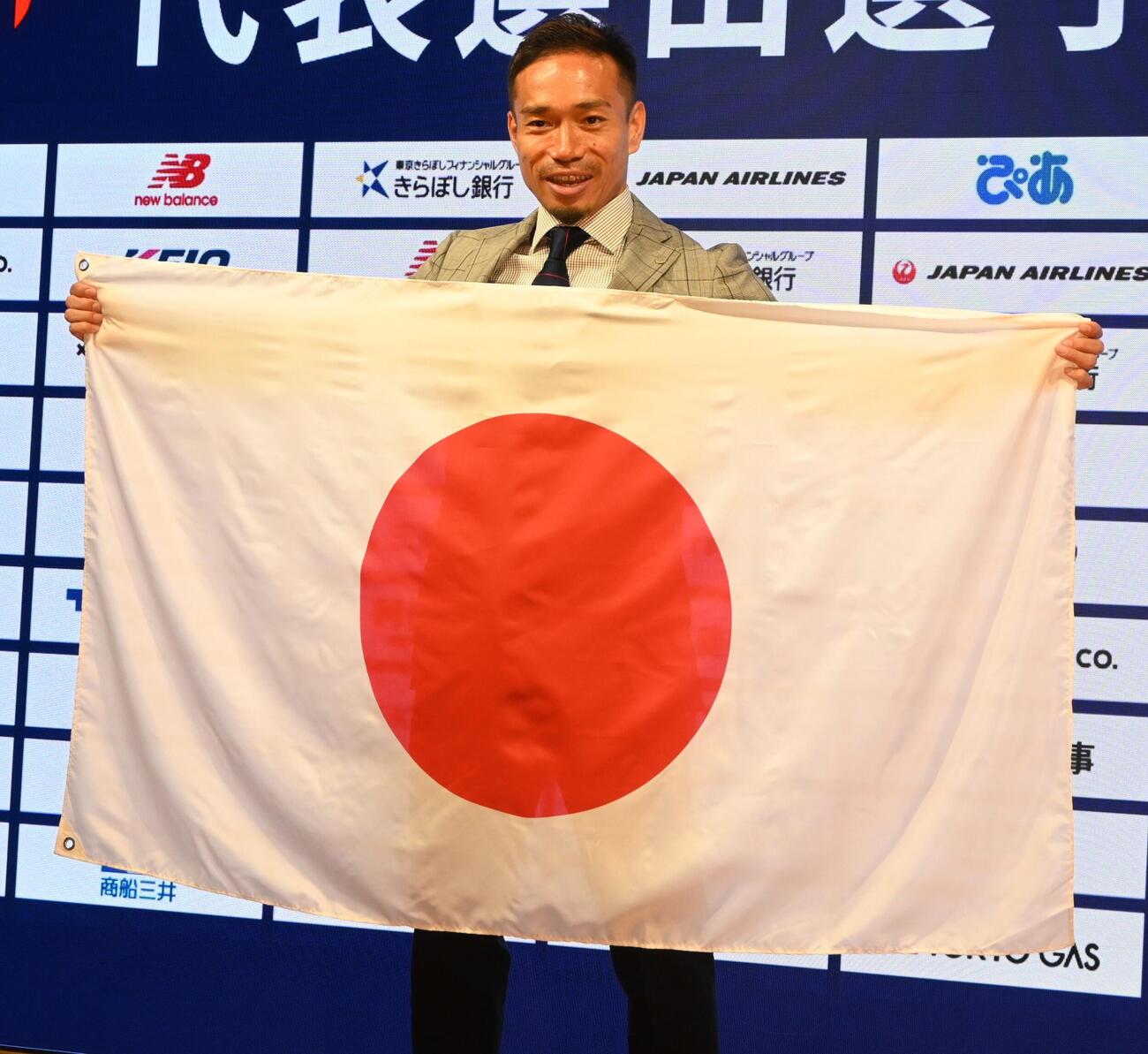 5大会連続でW杯日本代表に選ばれ日の丸を手にする長友佑都