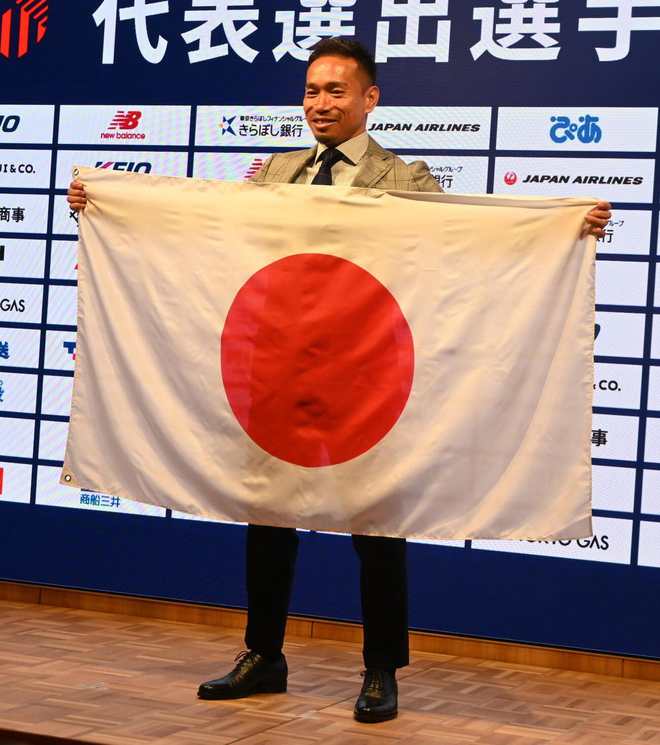 5大会連続でW杯日本代表に選ばれ日の丸を手にする長友佑都