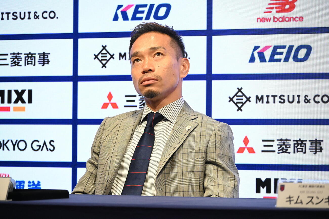 日本代表選出会見に出席した長友佑都