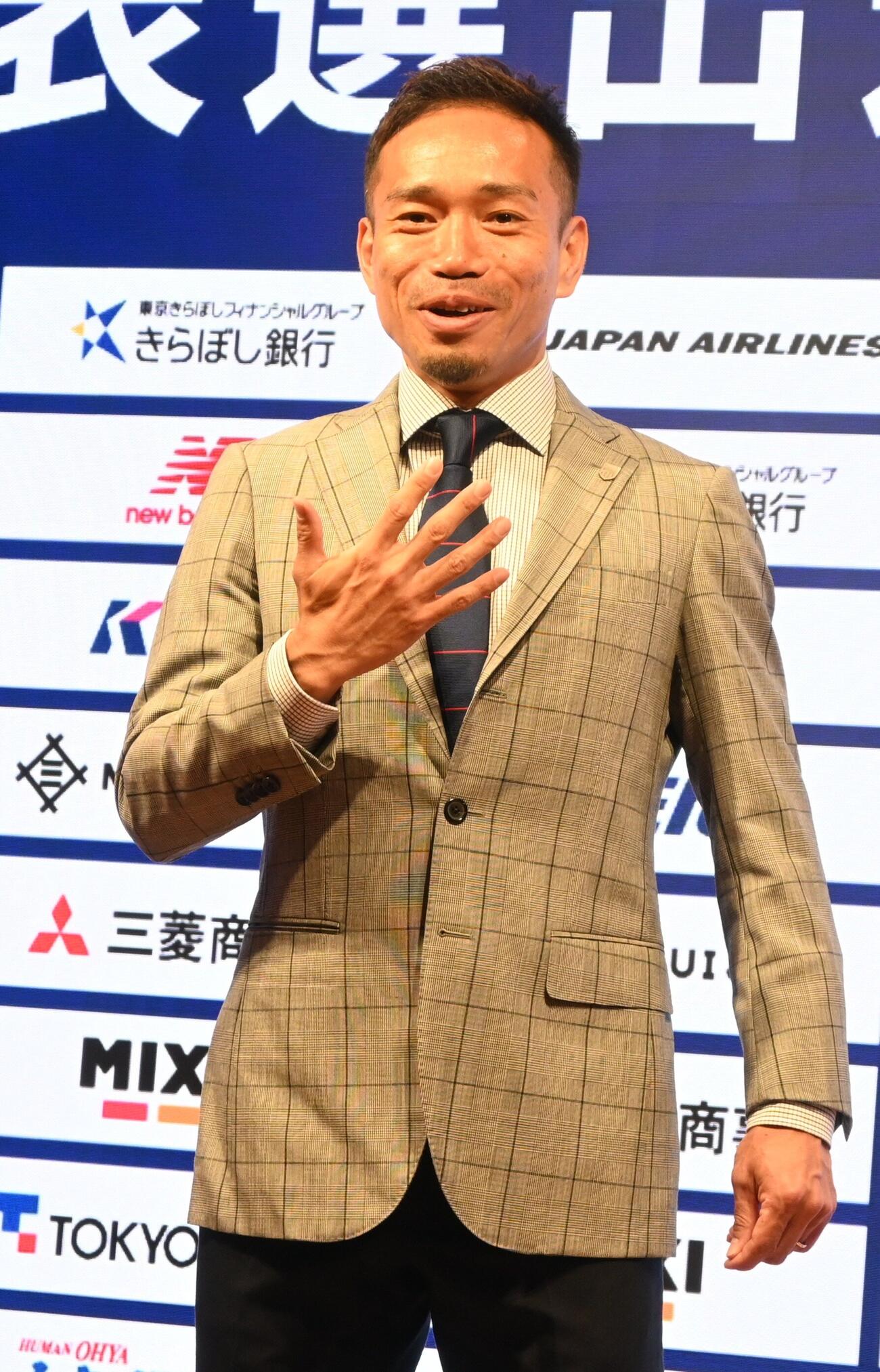 5大会連続W杯代表の長友佑都は「5」のポーズを決める