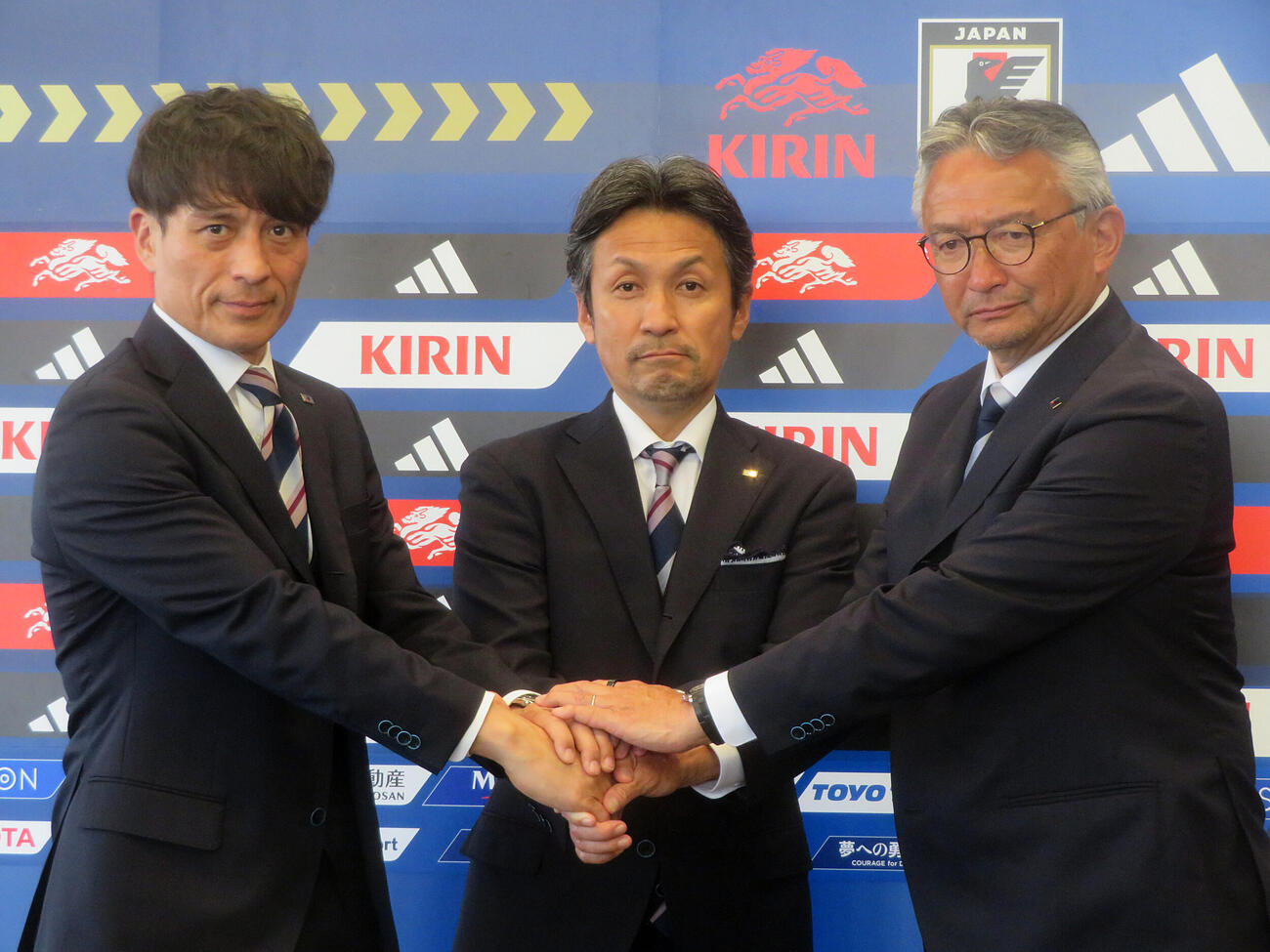 女子日本代表なでしこジャパンの新監督就任発表会見に出席した、左から日本サッカー協会（JFA）の宮本恒靖会長、狩野倫久監督、今泉守正女子委員長