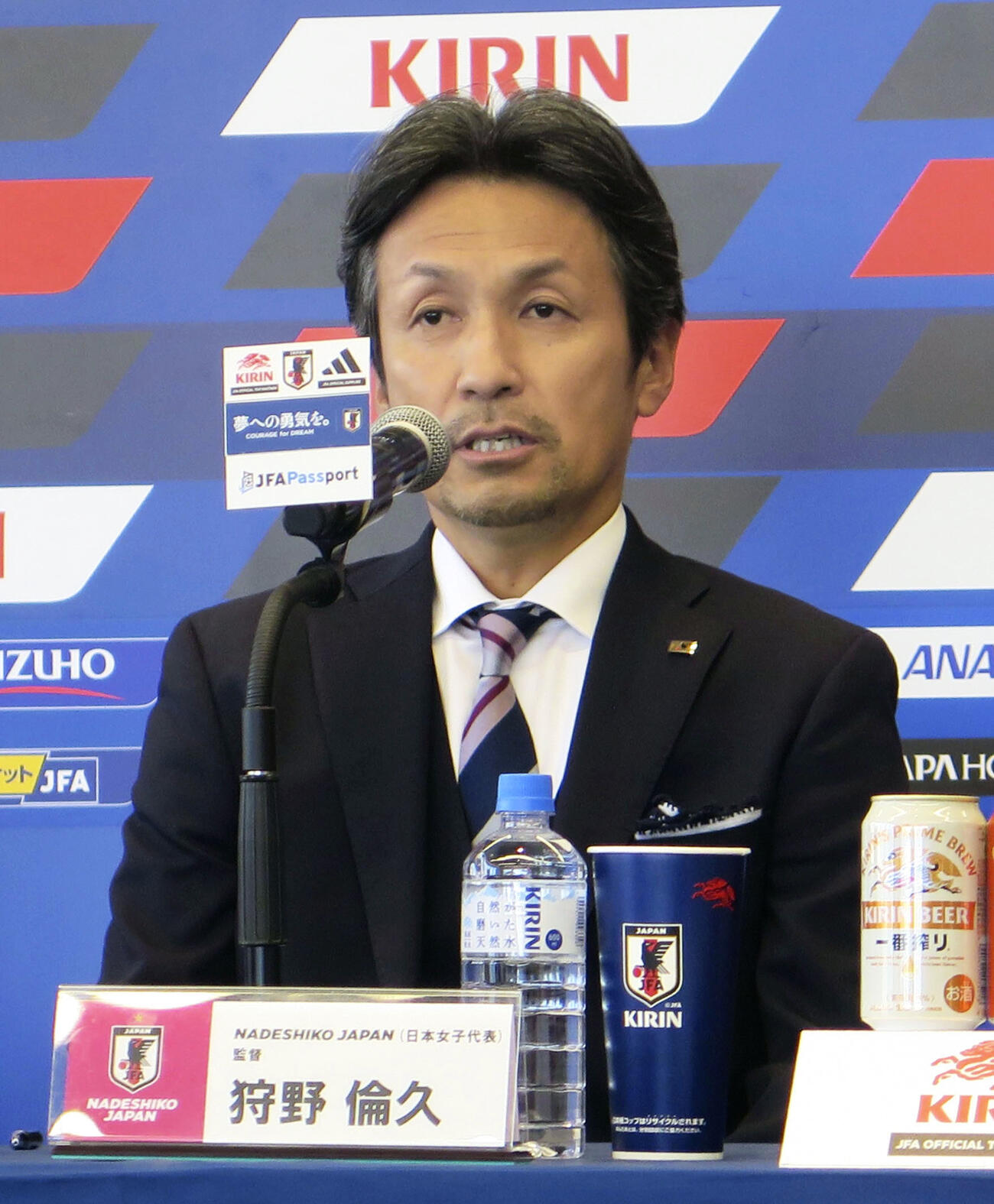 サッカー女子日本代表「なでしこジャパン」の新監督に就任した狩野倫久氏＝18日、東京都内（共同）
