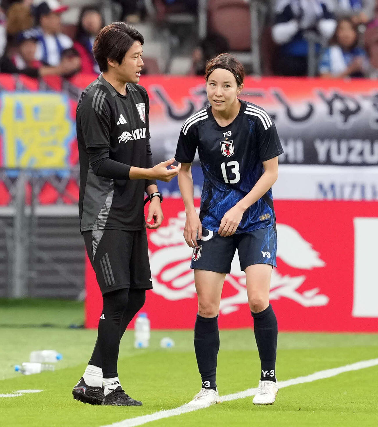 24年10月　日本対韓国　前半、得点を挙げた北川（右）と話をする内田コーチ