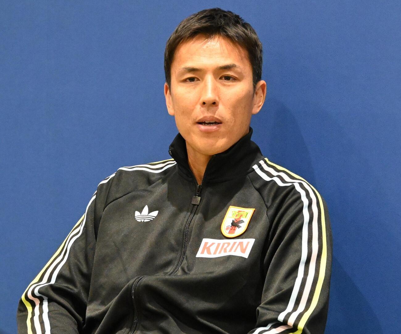 取材に応じる日本代表の長谷部誠コーチ