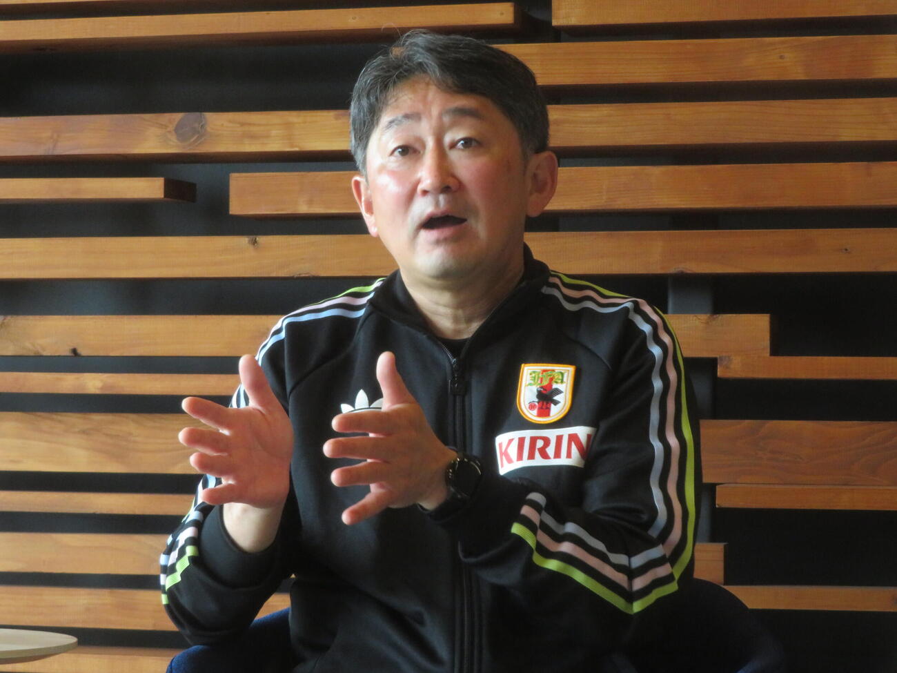FIFAワールドカップ（W杯）北中米大会に向けて取材に応じた日本代表の松本良一フィジカルコーチ