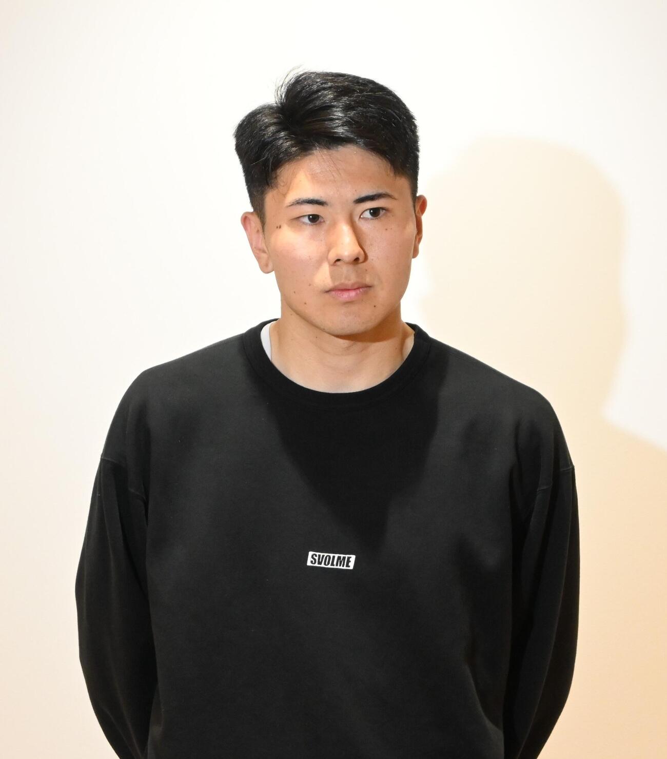 帰国して取材に応じる日本代表の鈴木淳之介