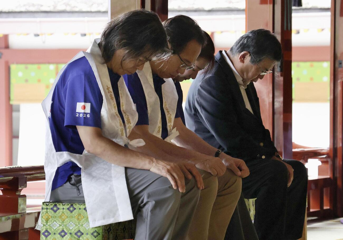 サッカー日本代表の必勝を祈願する元代表監督の岡田武史氏（手前から2人目）ら（共同）