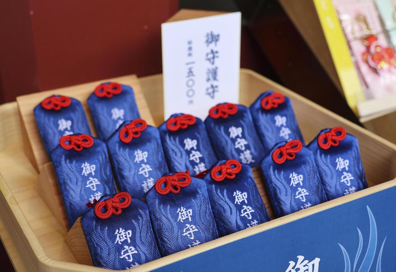 サッカー日本代表の愛称「サムライブルー」にちなんだお守り（共同）