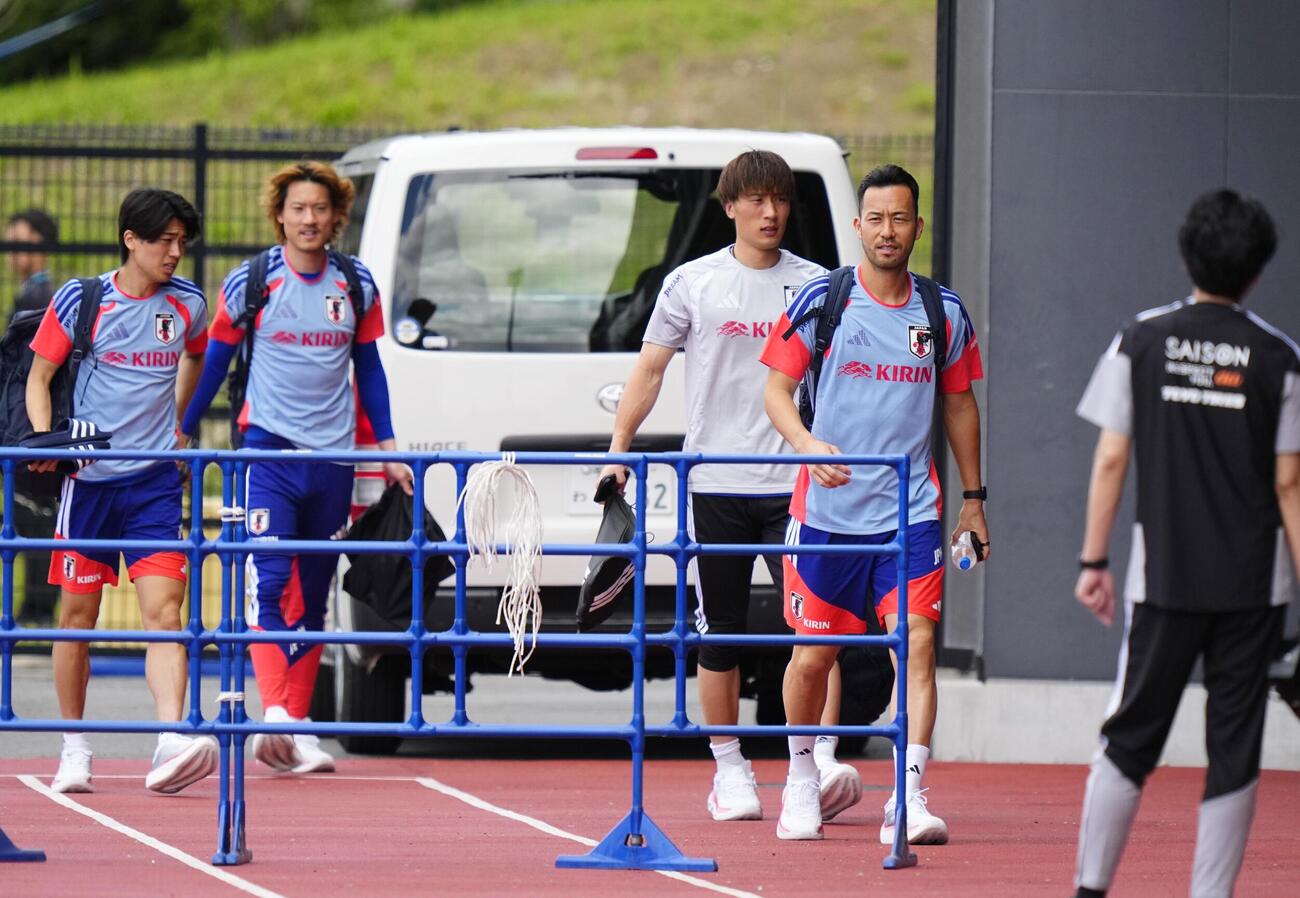 サッカーW杯北中米3カ国大会に向けた合宿に臨む吉田麻也（右から2人目）ら＝25日、千葉市内（共同）