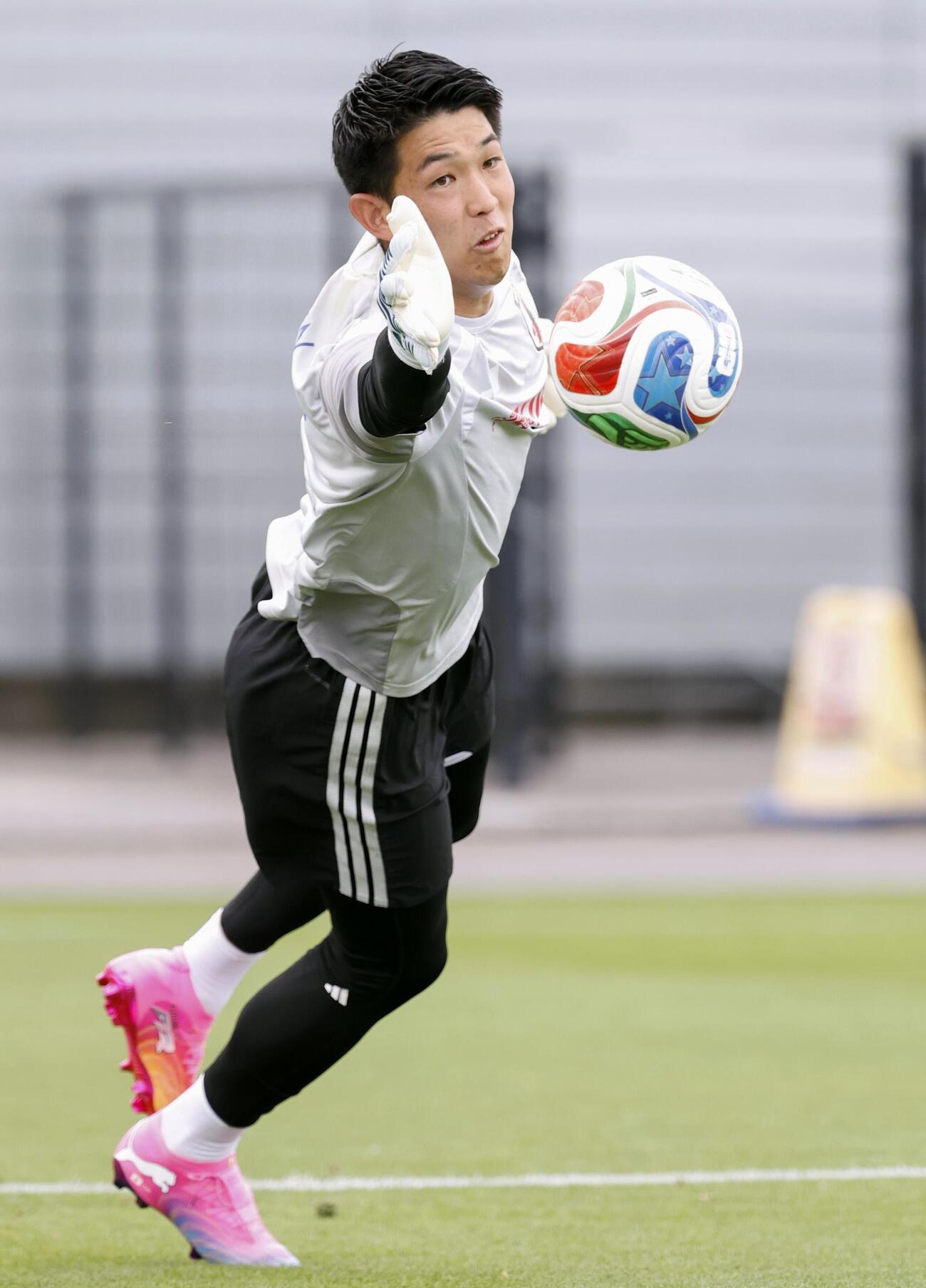 サッカーW杯北中米3カ国大会に向けた合宿を開始し、調整するGK早川友基＝25日、千葉市内（共同）