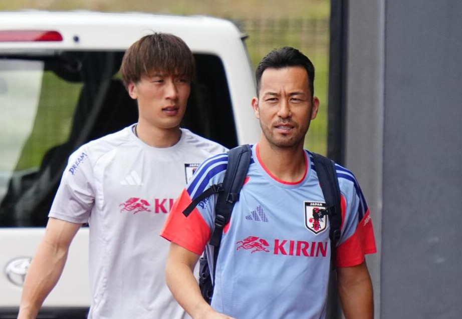 サッカーW杯北中米3カ国大会に向けた合宿に臨む吉田麻也（右）ら＝25日、千葉市内（共同）