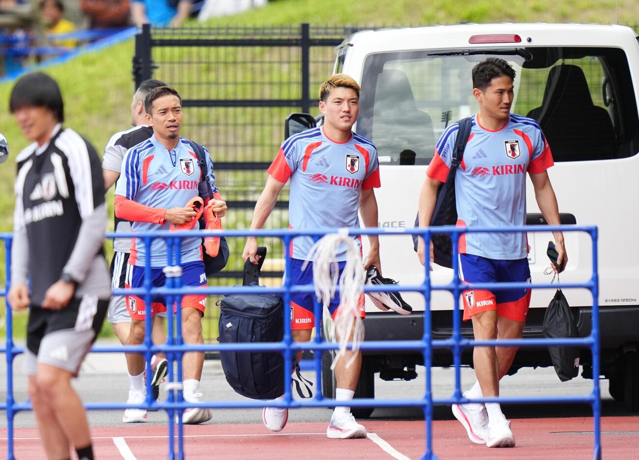 サッカーW杯北中米3カ国大会に向けた合宿に臨む堂安律（右から2人目）ら＝25日、千葉市内（共同）