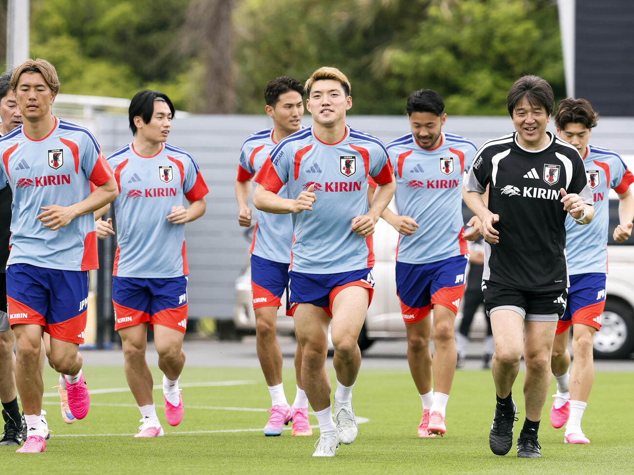 サッカーW杯北中米3カ国大会に向けた合宿を開始し、調整する堂安律（中央）ら日本代表＝25日、千葉市内（共同）