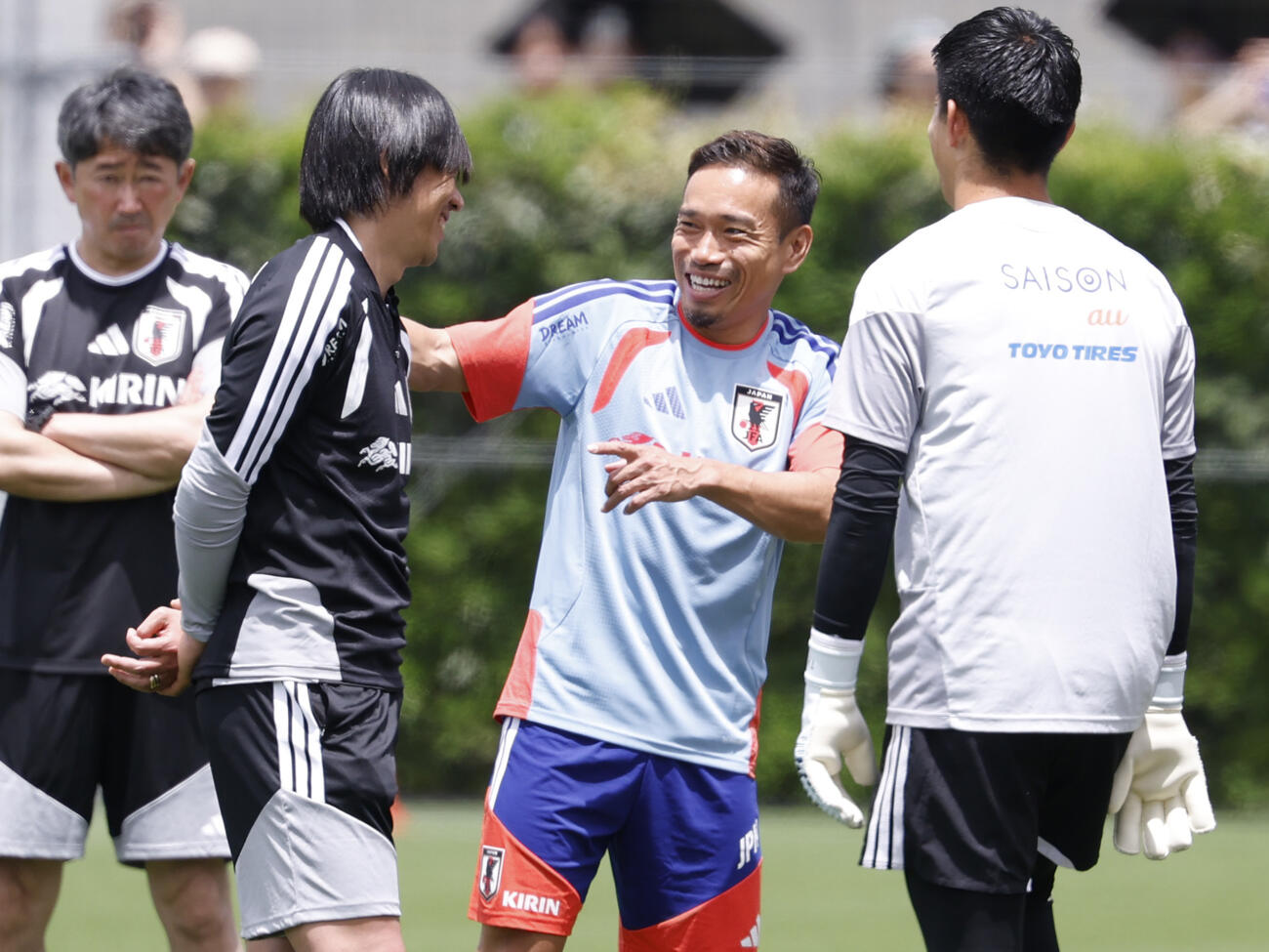 サッカーW杯北中米3カ国大会に向けた合宿で笑顔を見せる長友佑都（右から2人目）＝25日、千葉市内（共同）