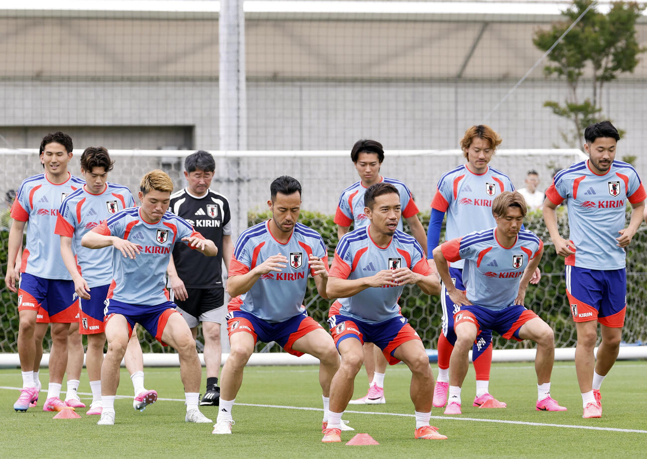 サッカーW杯北中米3カ国大会に向けた合宿を開始し、調整する日本代表＝25日、千葉市内（共同）