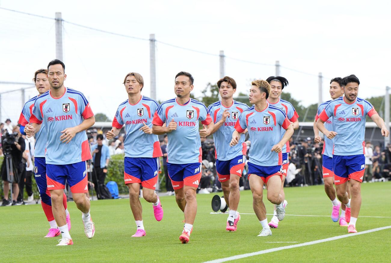 サッカーW杯北中米3カ国大会に向けた合宿を開始し、調整する日本代表＝25日、千葉市内（共同）