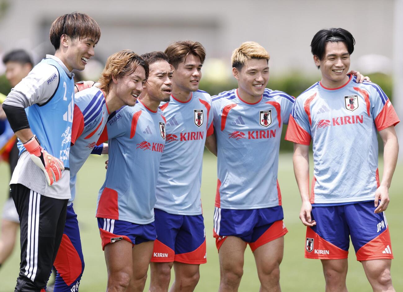 サッカーW杯北中米3カ国大会に向けた合宿で写真に納まる（左から）GK大迫敬介、瀬古歩夢、長友佑都、佐野海舟、堂安律、上田綺世（共同）