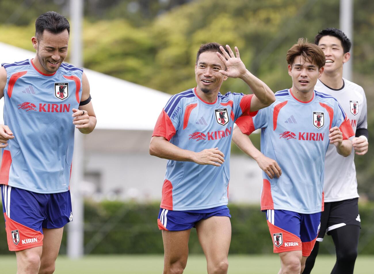 サッカーW杯北中米3カ国大会に向けた合宿でファンの声援に応える長友佑都（左から2人目）（共同）