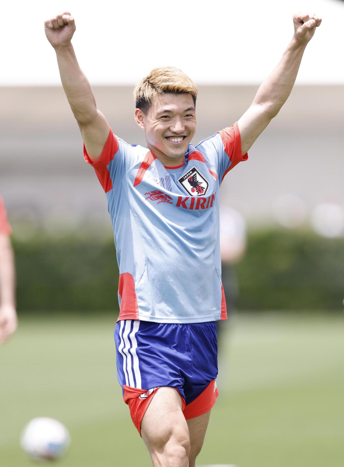 サッカーW杯北中米3カ国大会に向けた合宿で笑顔を見せる堂安律（共同）