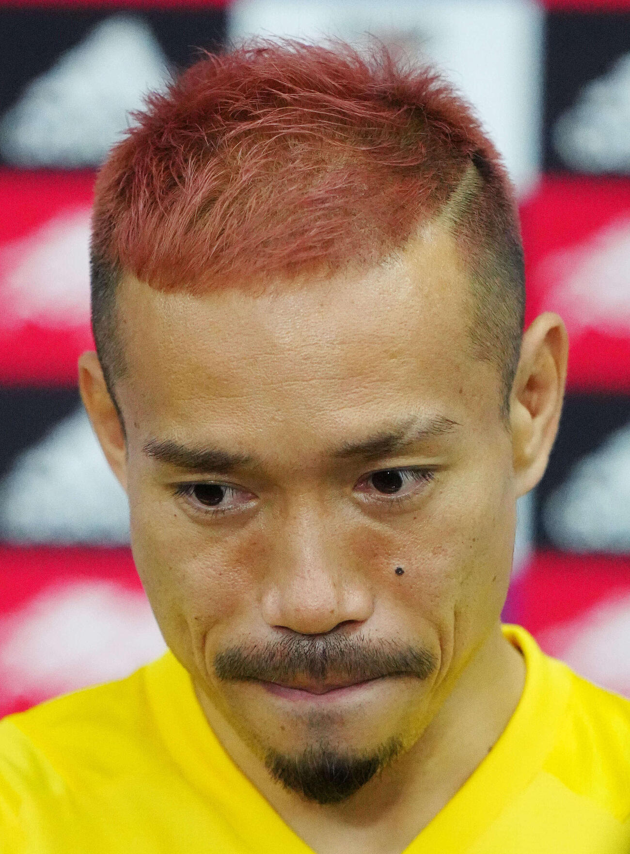 W杯カタール大会1次リーグ　練習後、取材に応じる長友佑都（22年11月撮影）