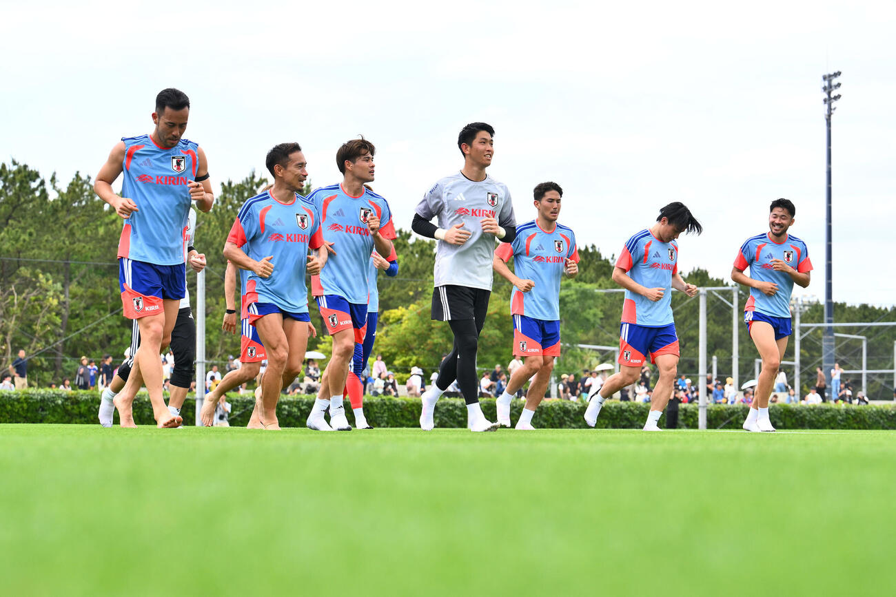 日本代表練習　調整する長友佑都（左から2人目）ら選手たち（撮影・滝沢徹郎）　