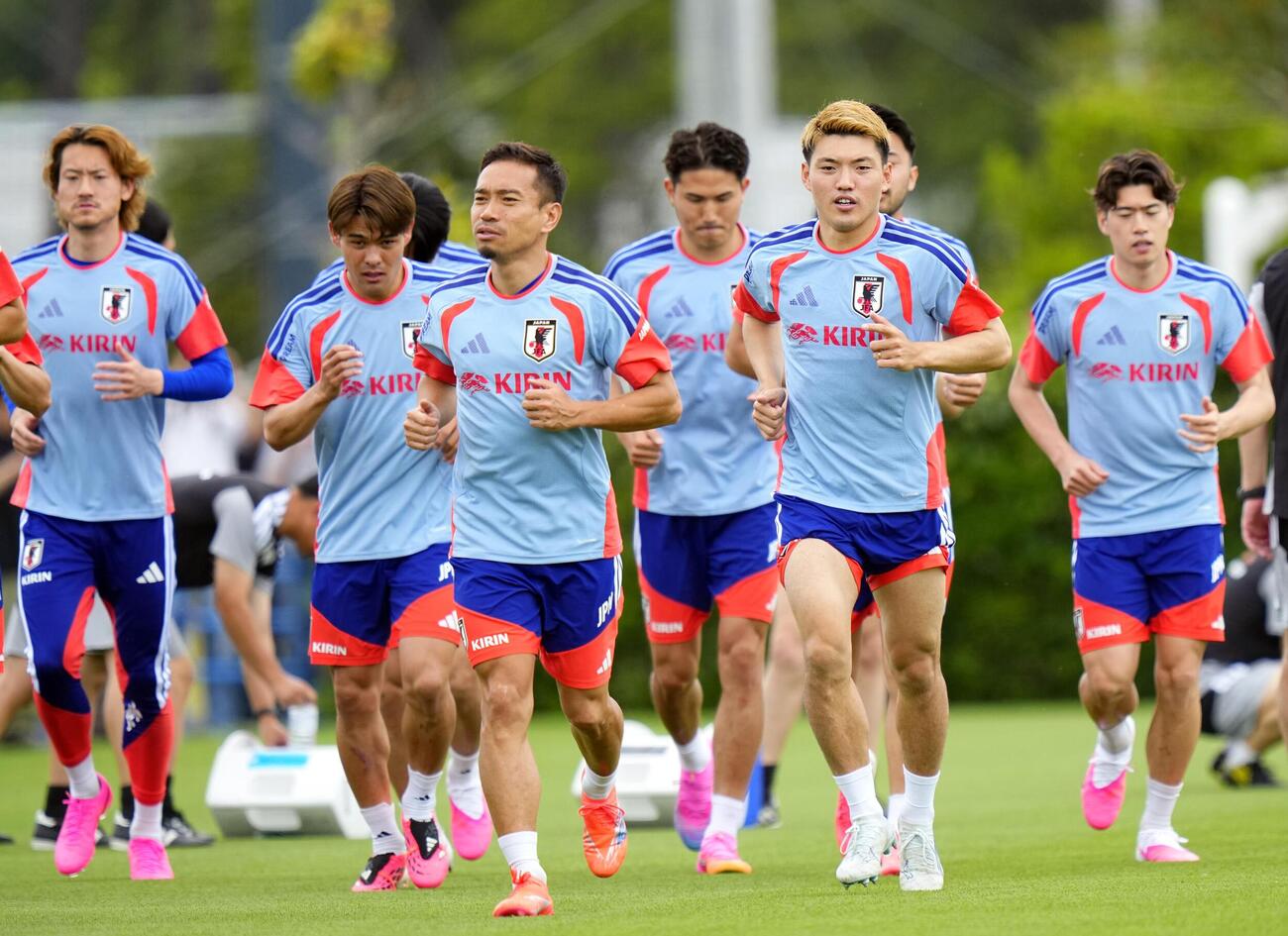 サッカーW杯北中米3カ国大会に向けた合宿を開始し、調整する長友佑都（左から3人目）ら日本代表（共同）
