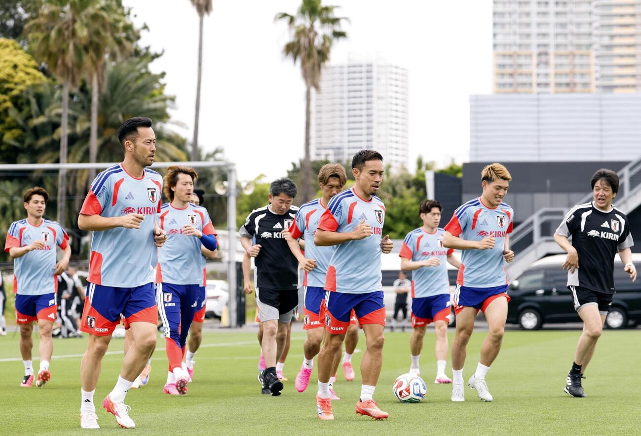 サッカーW杯北中米3カ国大会に向けた合宿を開始し、調整する日本代表（共同）