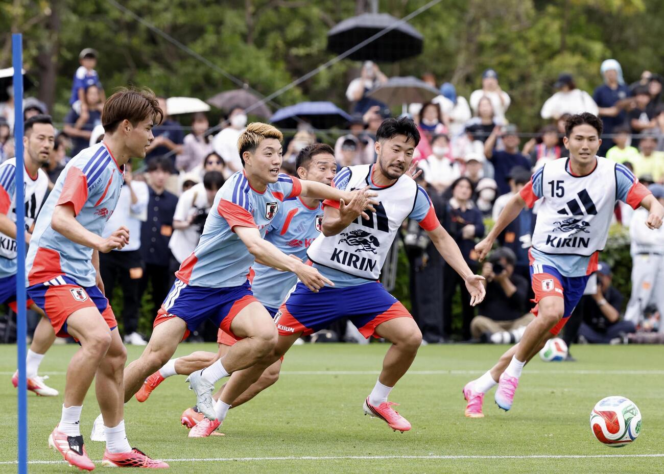 サッカーW杯北中米3カ国大会に向けた合宿を開始し、調整する菅原由勢（右から2人目）ら（共同）