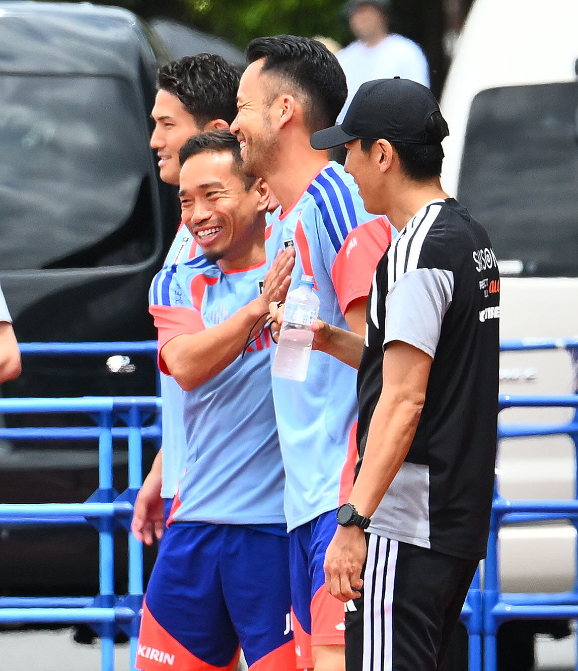 日本代表練習　練習前に長友佑都（左から2人目）は吉田麻也（同3人目）と談笑する（撮影・滝沢徹郎）　