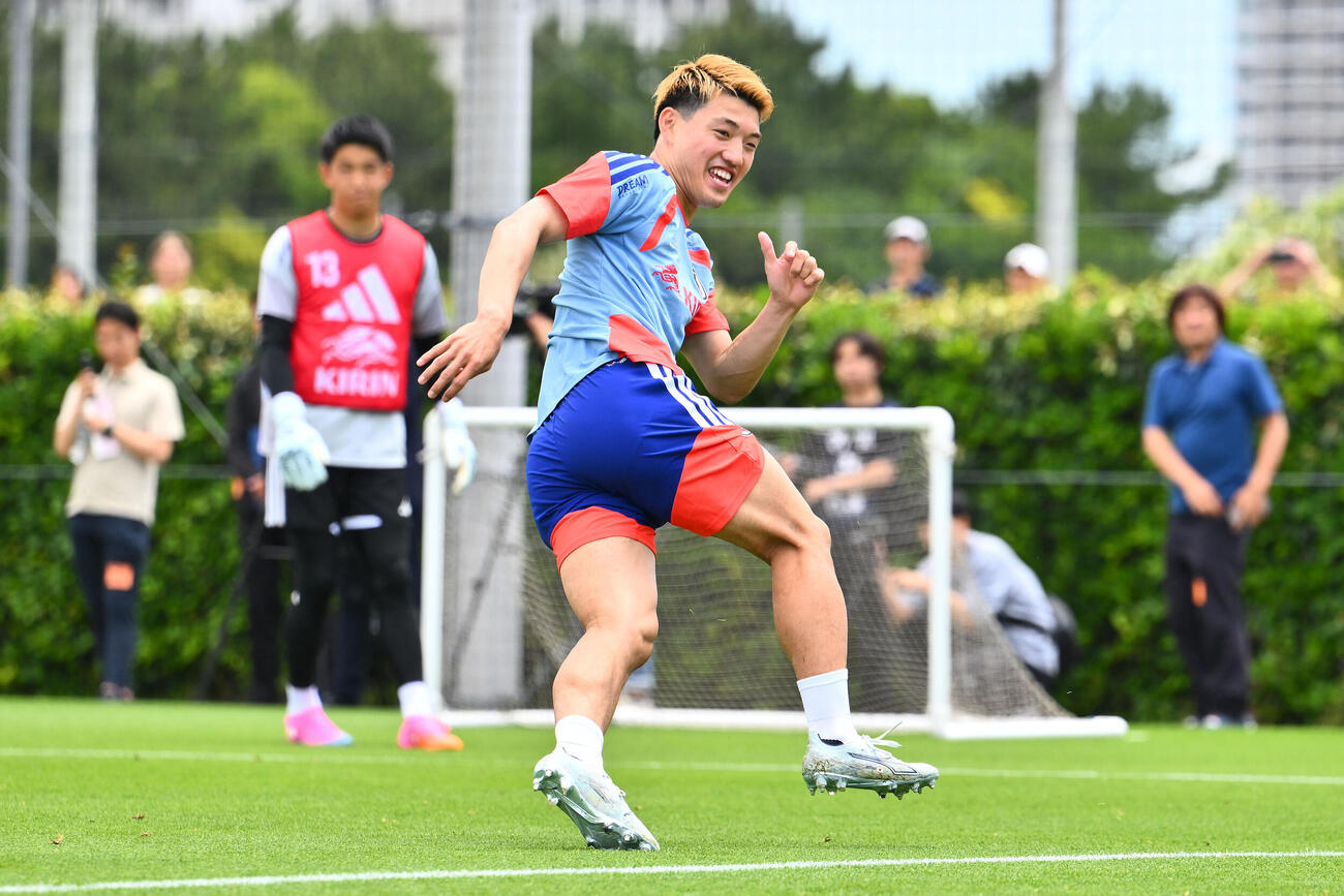 日本代表練習　笑顔で調整する堂安律（撮影・滝沢徹郎）　