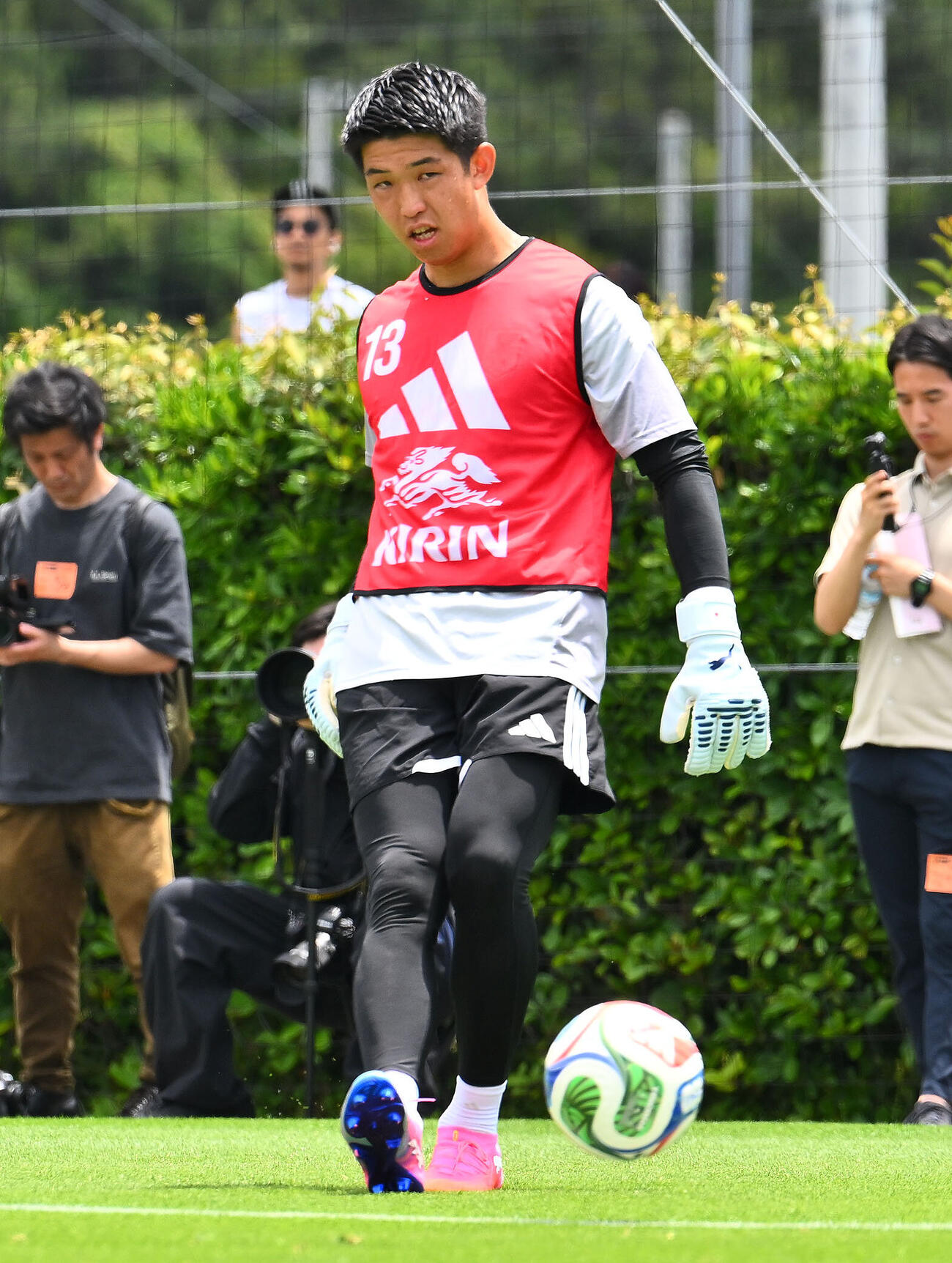 日本代表練習　ミニゲームで調整するGK早川友基（撮影・滝沢徹郎）　