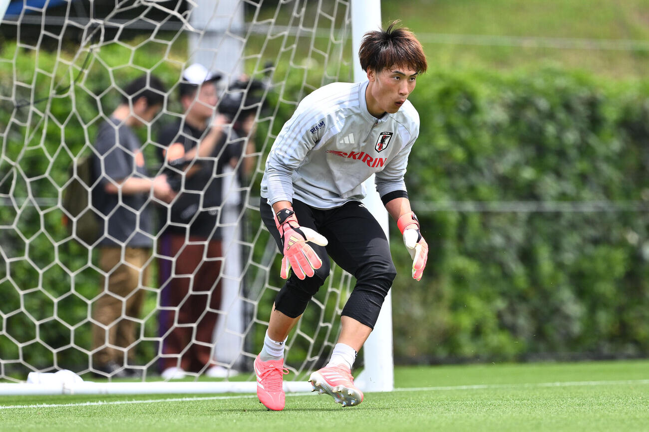 日本代表練習　調整するGK大迫敬介（撮影・滝沢徹郎）　