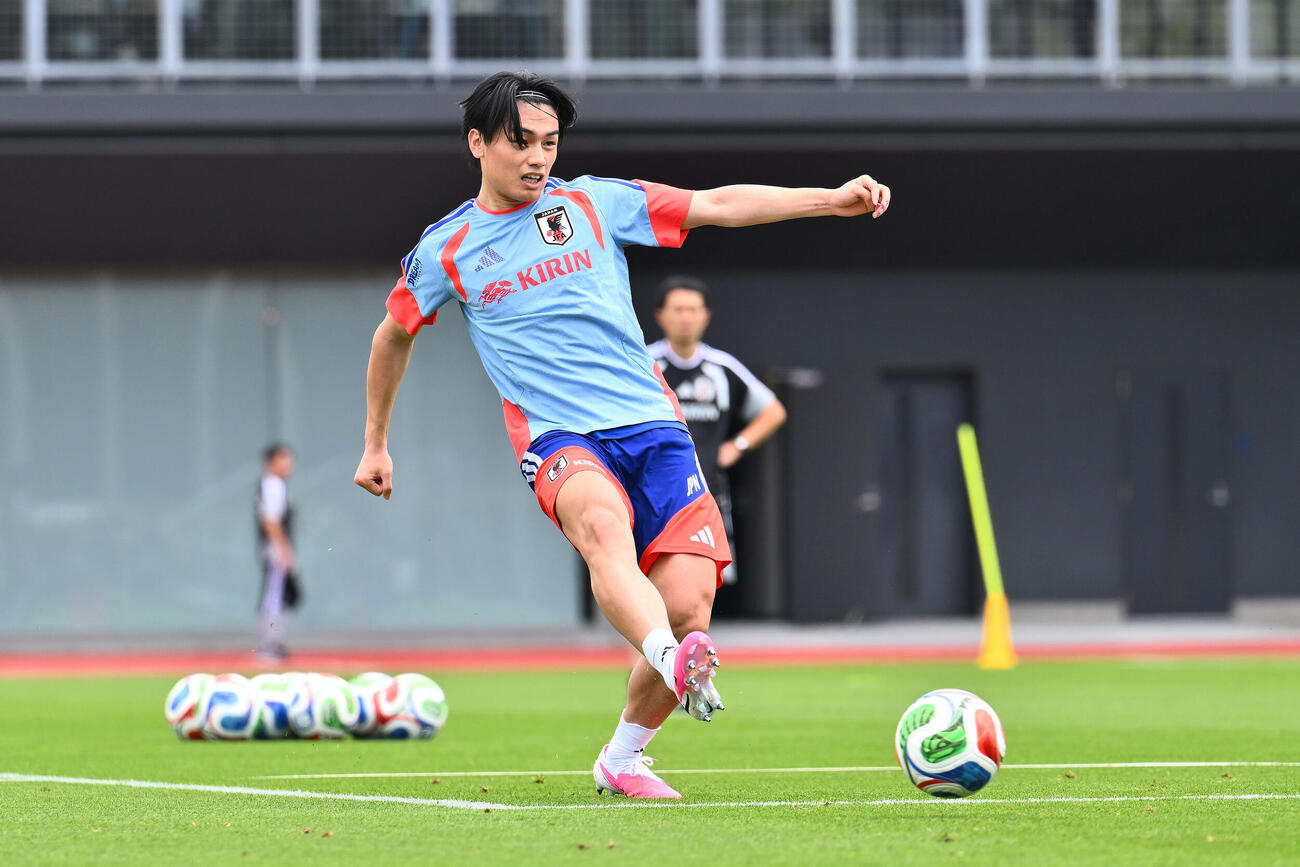 日本代表練習　調整する上田綺世（撮影・滝沢徹郎）　