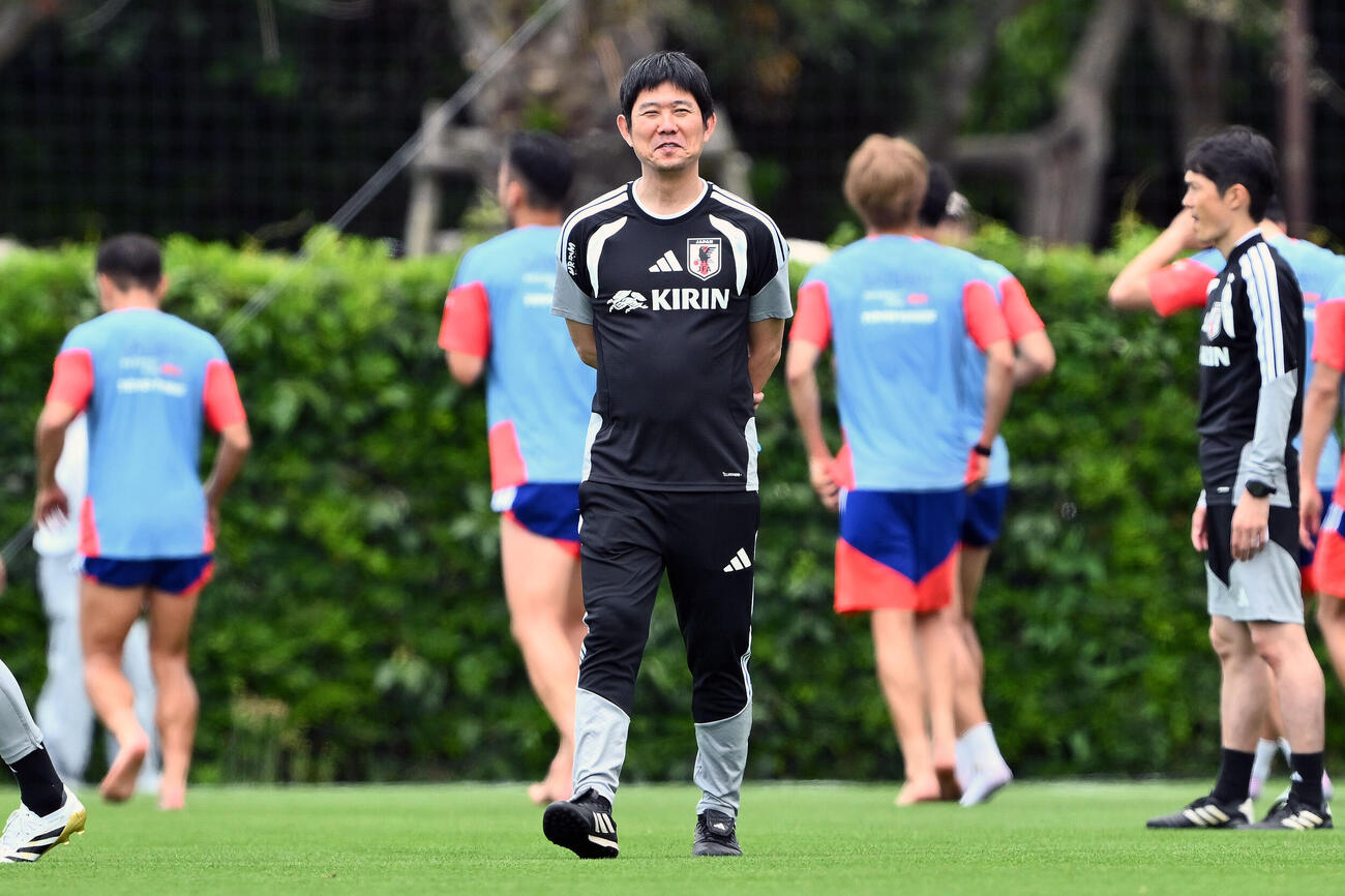 日本代表練習　練習を見守る森保一監督（撮影・滝沢徹郎）　