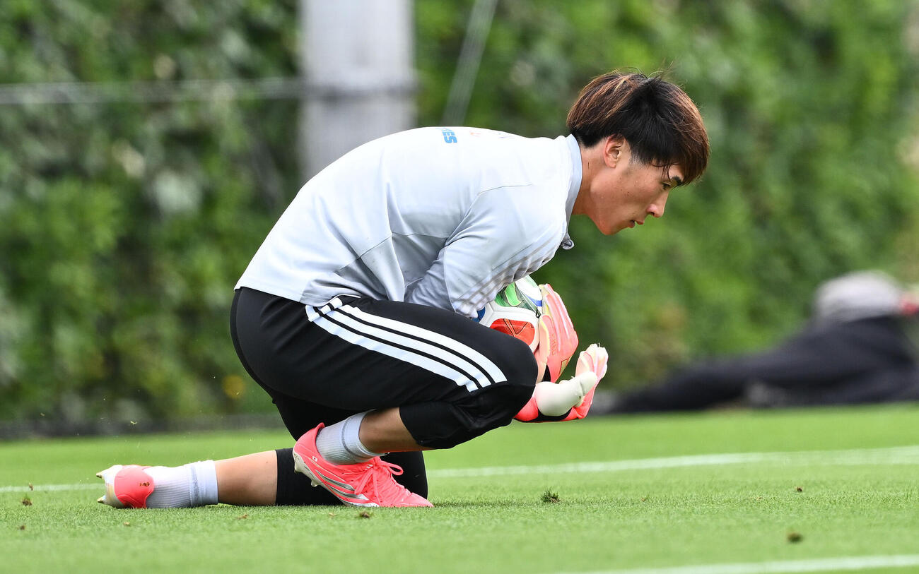 日本代表練習　調整するGK大迫敬介（撮影・滝沢徹郎）　