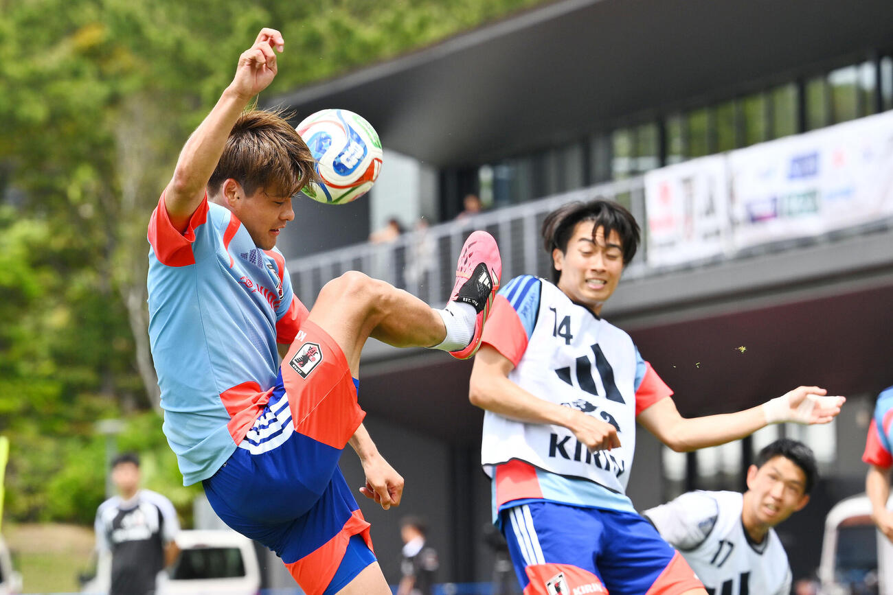 日本代表練習　ミニゲームで競り合う佐野海舟（左）（撮影・滝沢徹郎）　