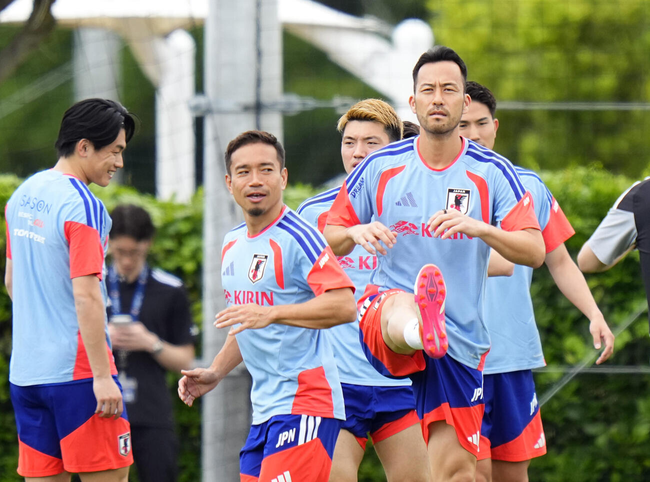 サッカーW杯北中米3カ国大会に向けた合宿を開始し、調整する長友佑都（左から2人目）ら。右手前は吉田麻也(共同)