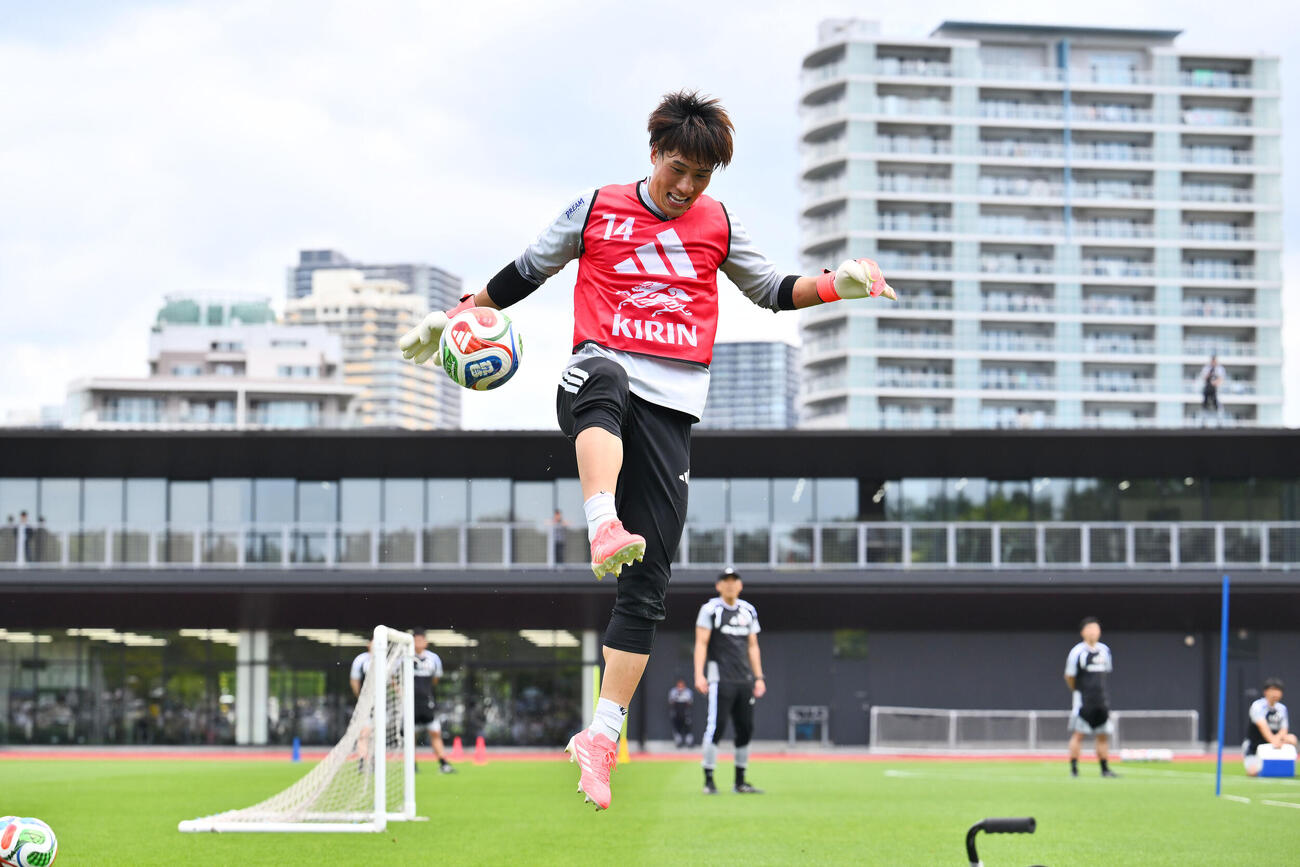 日本代表練習　ミニゲームで調整するGK大迫敬介（撮影・滝沢徹郎）　