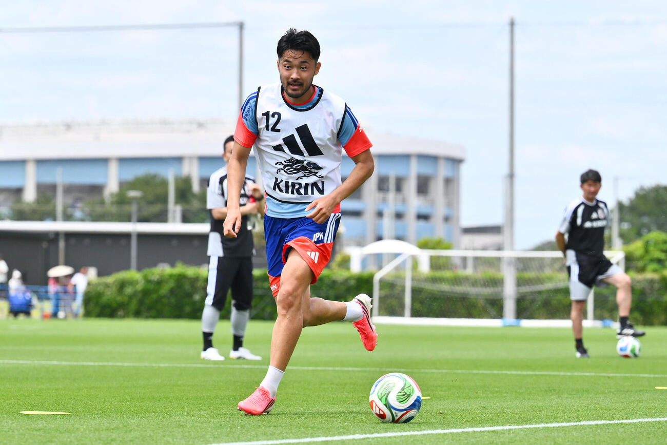 日本代表練習　ミニゲームで調整する中央学院大・菅原悦郎監督（撮影・滝沢徹郎）　