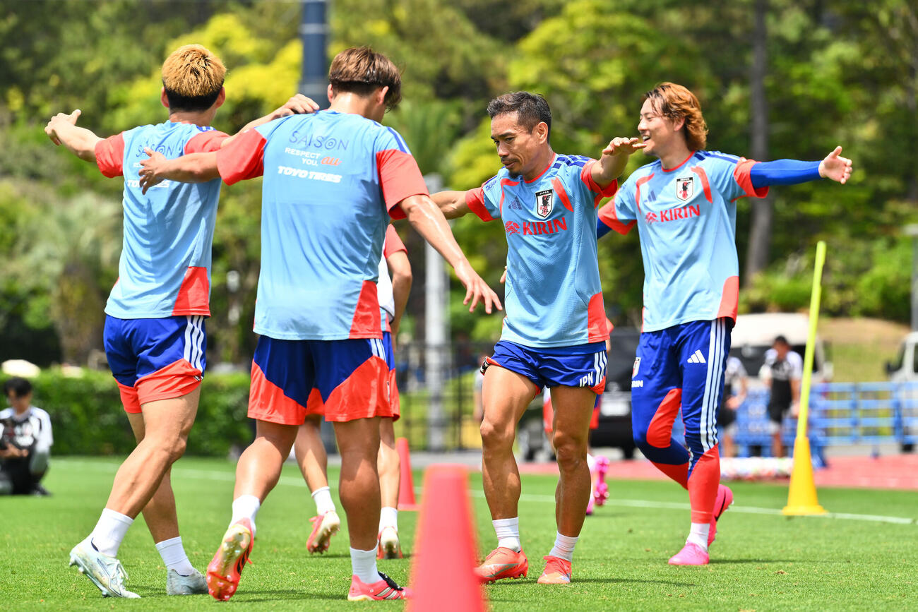 日本代表練習　ミニゲームで勝利し喜ぶ長友佑都（右から2人目）ら（撮影・滝沢徹郎）　
