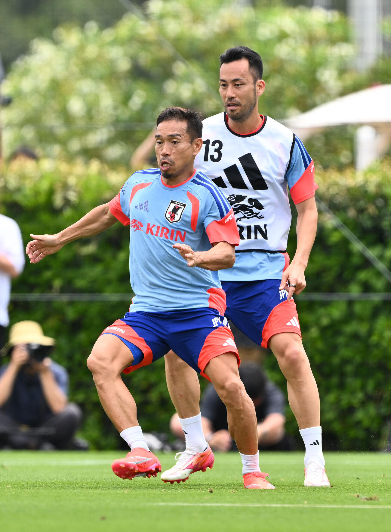 実戦形式の練習で競り合う長友佑都（手前）と吉田麻也（撮影・滝沢徹郎）　
