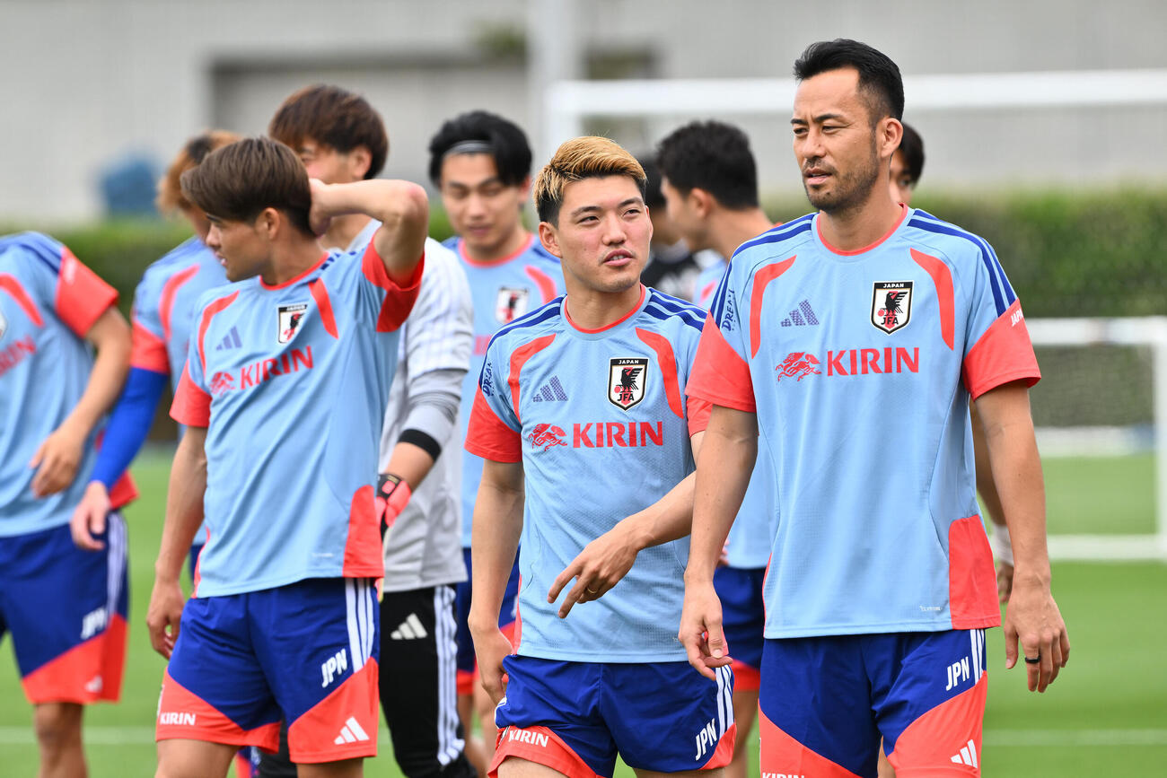 練習前に話す吉田麻也（右）と堂安律（撮影・滝沢徹郎）
